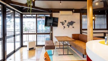 Izu Ricca | Living room | 40-inch flat-screen TV with cable channels, TV, Netflix