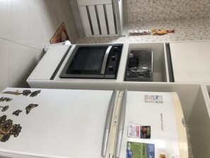 Microwave, cookware/dishes/utensils - Single storey house in condominium, Bertioga (Morada da Praia)