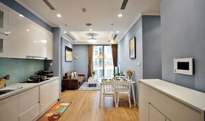 Een koelkast, een magnetron, een oven, een kookplaat