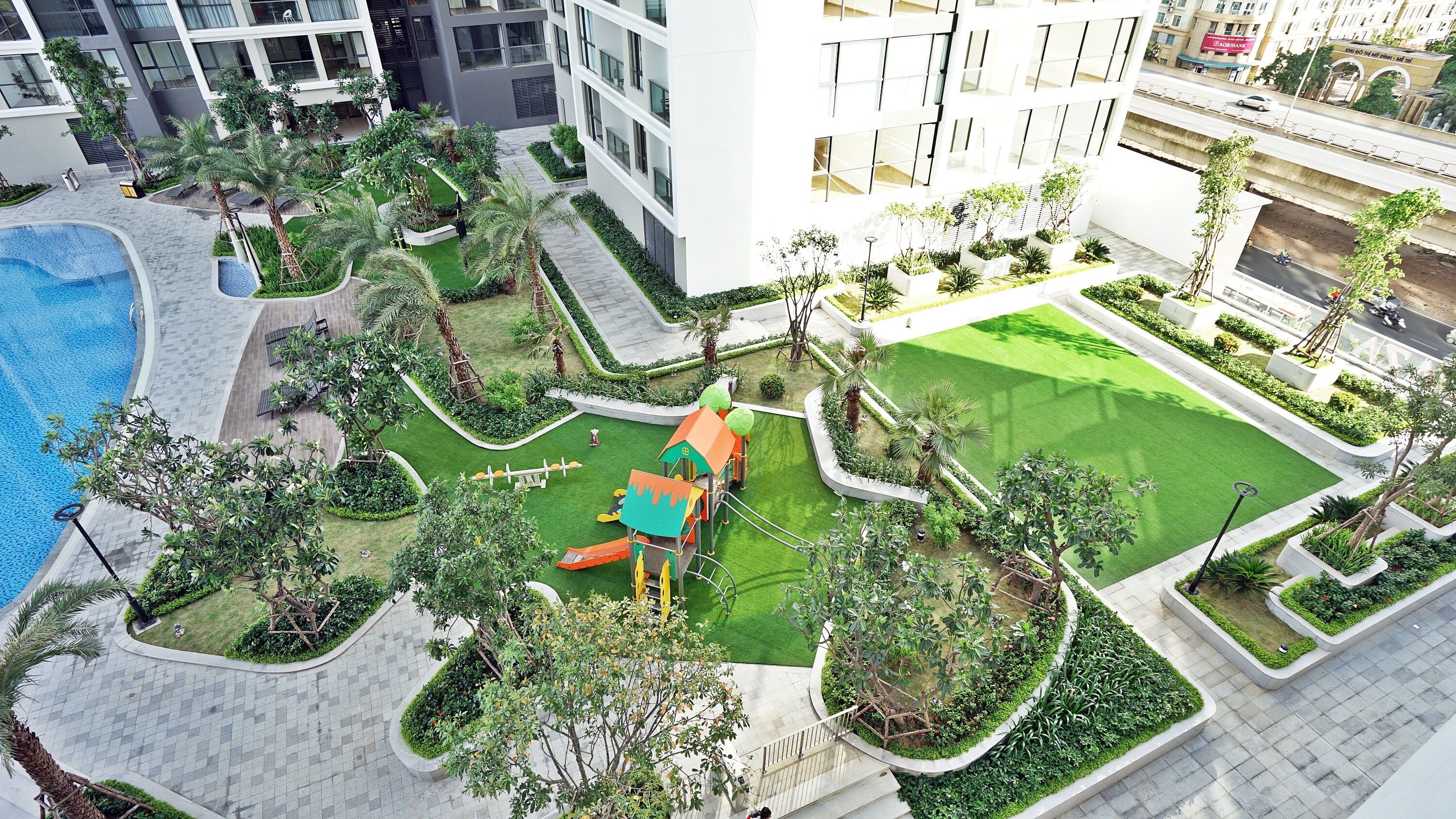 Een binnenzwembad, een buitenzwembad