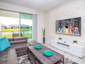 Tv, dvd-afspiller, bøger, stereoanlæg