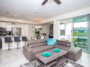 Tv, dvd-afspiller, bøger, stereoanlæg