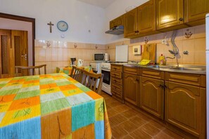 Fridge, microwave, oven, stovetop - Holiday apartment with barbecue and Wi-Fi (Dramalj)