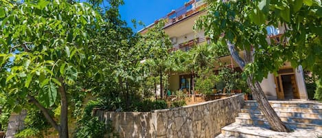 المنشأة من الخارج