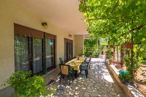 Outdoor dining - Holiday apartment with barbecue and Wi-Fi (Dramalj)