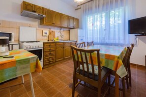 Fridge, microwave, oven, stovetop - Holiday apartment with barbecue and Wi-Fi (Dramalj)