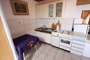 Fridge, microwave, oven, stovetop - Holiday apartment mit Meerblick (Dramalj)