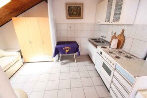 Kylskåp, mikrovågsugn, ugn och spishäll