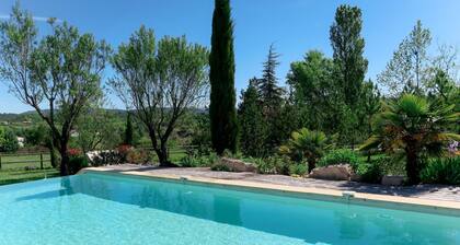 Joli appartement dans une maison de vacances avec WIFI, piscine, TV, patio, vue panoramique