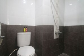 Bathroom - Apartemen Green Pramuka City by Aparian (Jakarta)