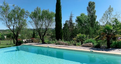 Schöne Wohnung in einem Ferienhaus mit Pool, Klimaanlage, W-LAN, TV, Innenhof, Parkplatz