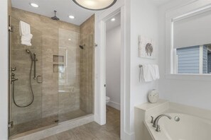 Badewanne, Haartrockner, Handtücher, Seife