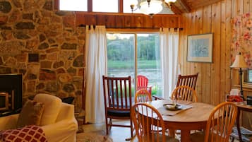 Comfort House, Private Bathroom, River View (Black River Cottage) | Dining