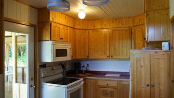 Comfort huis, privébadkamer, uitzicht op rivier (Black River Cottage) | Privékeuken