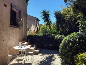 Outdoor dining - Beautiful villa for 4 guests with A/C, WIFI, TV, terrace and pets allowed (Port Grimaud)