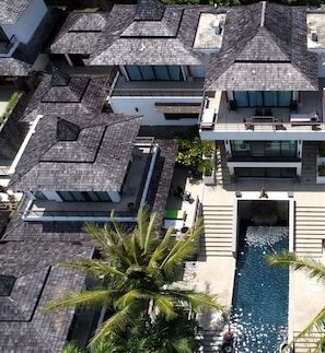 A modern resort with multiple buildings, a swimming pool, and palm trees. - Sensive Hill Villas (Kathu)