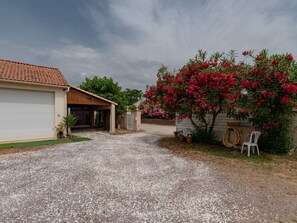 Property grounds - Beautiful apartment in villa for 6 people with WIFI, TV, patio and pets allowed (Santa-lucia-di-moriani)