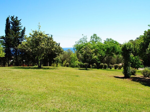 A well-maintained grassy area with various trees and shrubs, likely part of a park or garden setting. - Nice apartment for 4 people with A/C, WIFI, TV, terrace, pets allowed and panoramic view (Prunete)