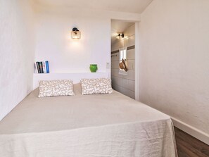 3 bedrooms, travel cot, free WiFi, bed sheets