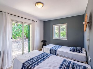 3 bedrooms, travel crib, free WiFi, bed sheets