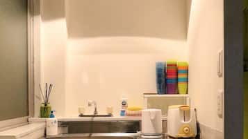 Apartemen | Dapur kecil pribadi | Lemari es, microwave, kompor, dan peralatan masak/sendok-piring