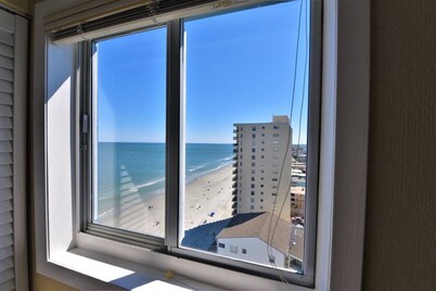 Direct Oceanfront 15th Floor Penthouse Views, 3 Bed 2.5 Bath Water's Edge Resort
