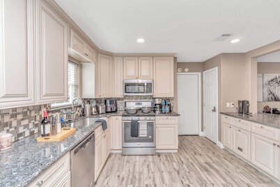 🔥3 King Suites  MD Anderson 30+ Nights 3min to I-10 Med Center Fast WiFi Garage 