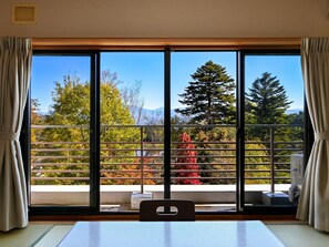 [Lake side] Japanese-style room with 10 tatami mats | In-room safe, soundproofing, free WiFi, bed sheets - Suzuranso (Komagane)