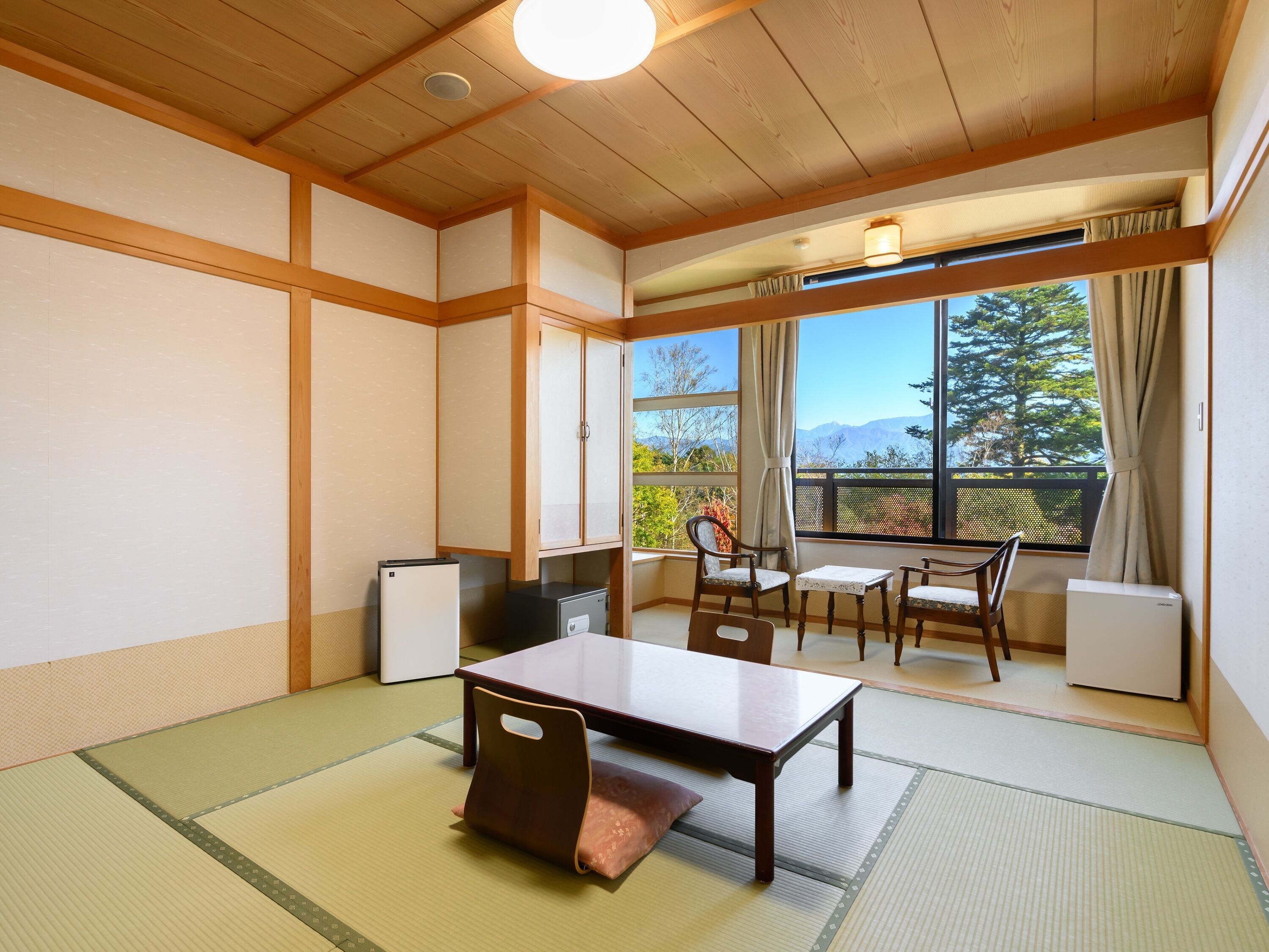 [湖畔側] 和室8畳＋広縁 | セーフティボックス (室内)、防音設備、WiFi (無料)、ベッドシーツ