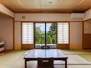 Habitación tradicional, no fumadores (Lake side, 10 tatami mats) | Caja fuerte, sistema de insonorización, wifi gratis y ropa de cama