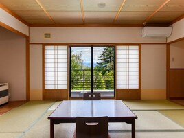 [Lake side] Japanese-style room with 10 tatami mats | In-room safe, soundproofing, free WiFi, bed sheets