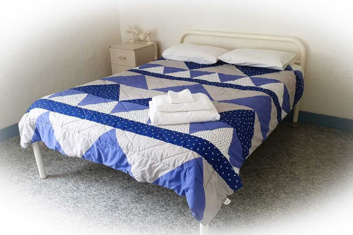 BHU 5 | Blackout drapes, iron/ironing board, WiFi (free), bed sheets