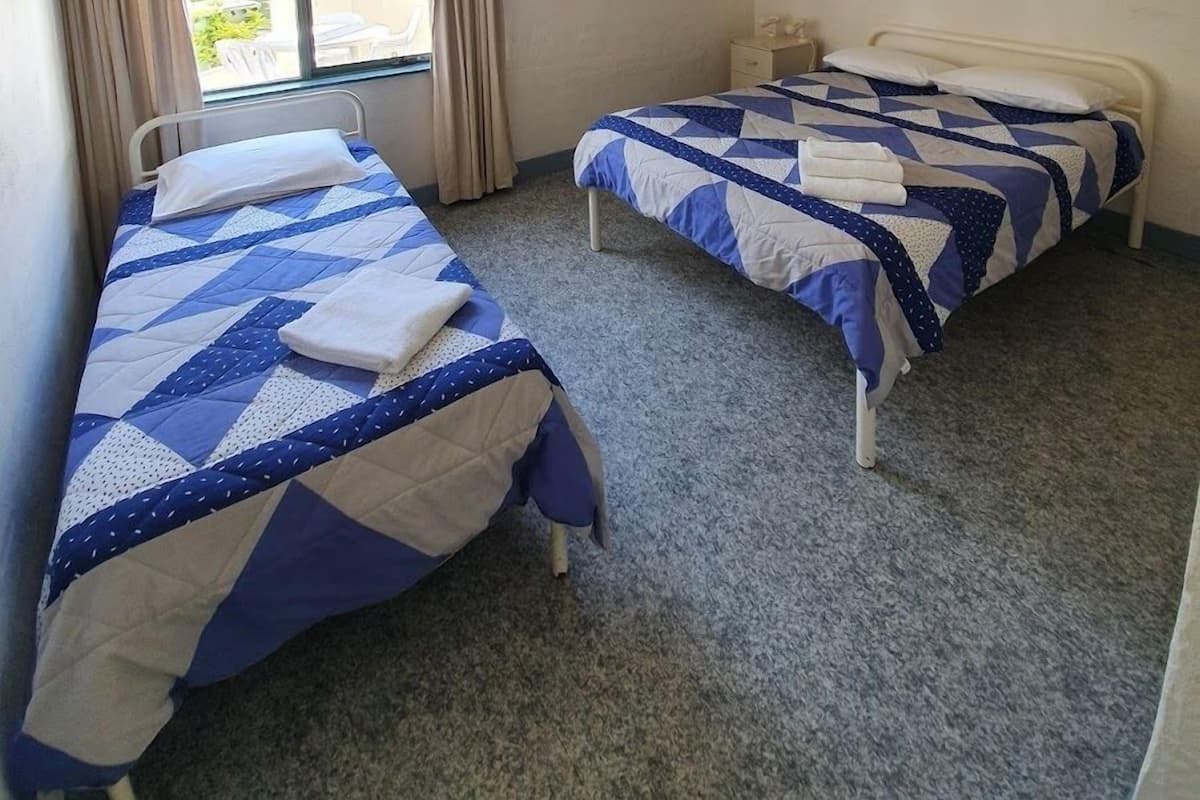 BHU 4 | Blackout drapes, iron/ironing board, WiFi (free), bed sheets