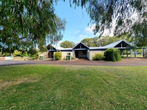 Exterior - Busselton Holiday Units (Busselton)