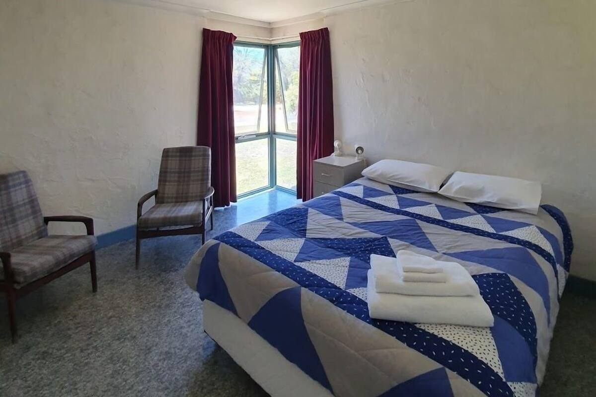 BHU 3 | Blackout drapes, iron/ironing board, WiFi (free), bed sheets