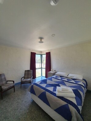 BHU 3 | Blackout drapes, iron/ironing board, free WiFi, bed sheets - Busselton Holiday Units (Busselton)