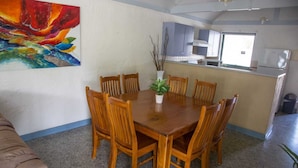 BHU 6 | In-room dining - Busselton Holiday Units (Busselton)