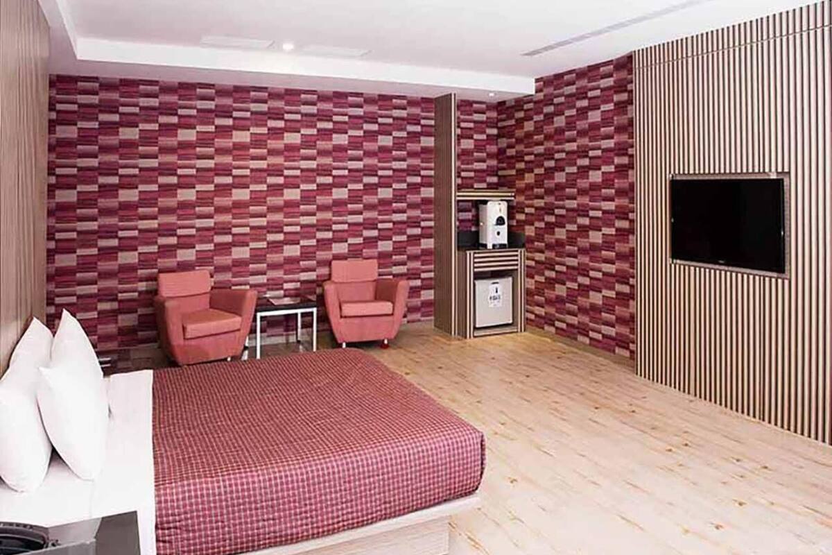 desk, blackout curtains, free wifi, bed sheets