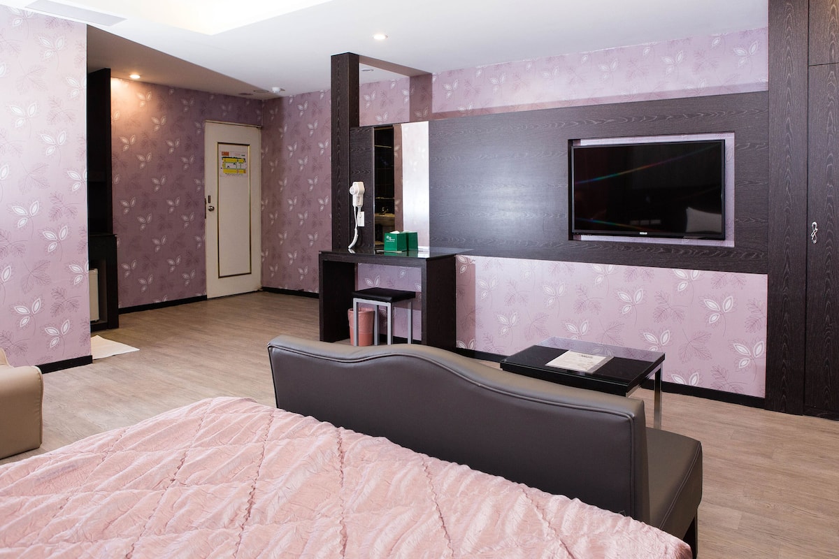 desk, blackout curtains, free wifi, bed sheets