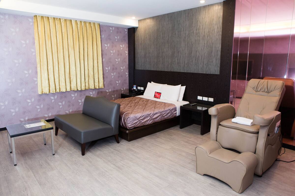 desk, blackout curtains, free wifi, bed sheets