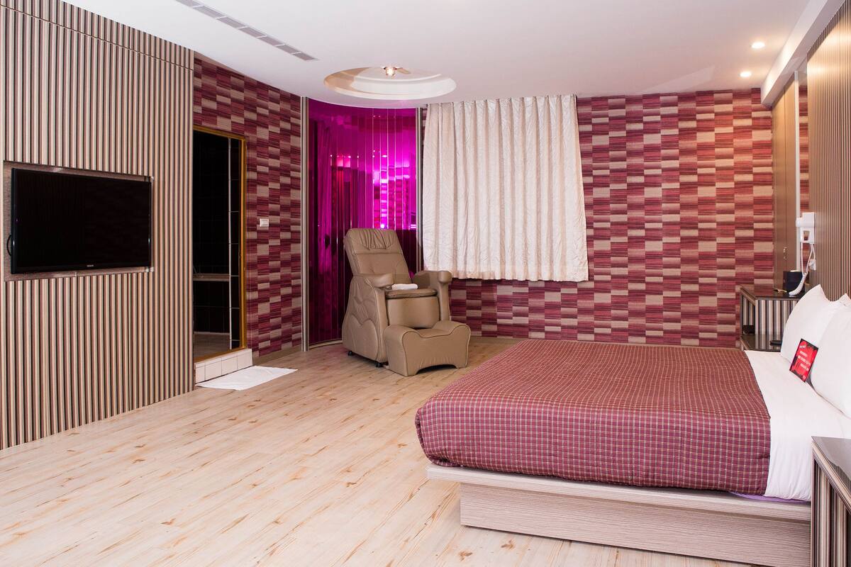 desk, blackout curtains, free wifi, bed sheets