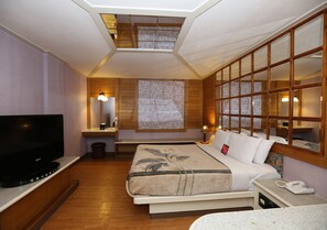 1 soverom, minibar, skrivebord og blendingsgardiner