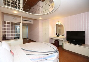 1 dormitorio, minibar, escritorio y cortinas opacas