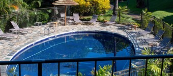 E 207 A WONDERFUL VIEW!  You can see the ocean and the pool from your lanai