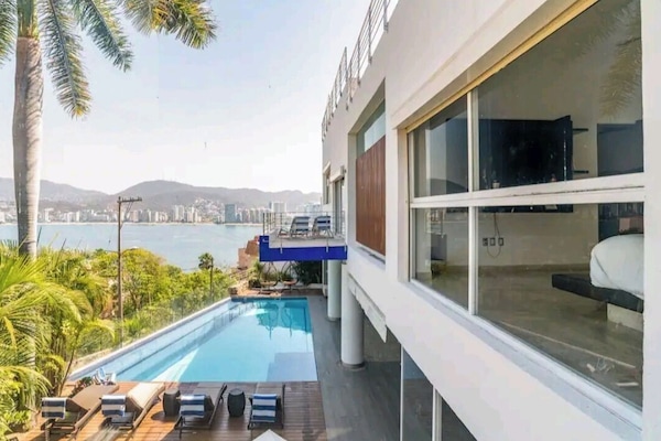 Una piscina al aire libre