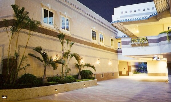 Overnatningsstedets facade – aften/nat