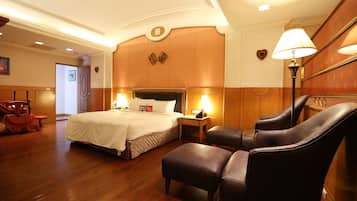 Minibar, decoració individual, escriptori i cortines opaques