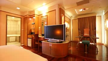Minibar, individually decorated, desk, blackout drapes