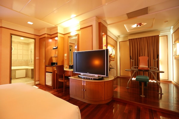 Minibar, individually decorated, desk, blackout drapes