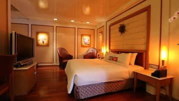 Minibar, individually decorated, desk, blackout drapes